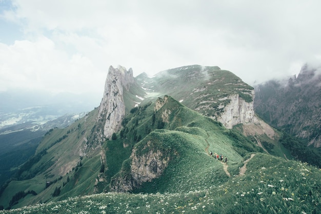 La vista panoramica delle montagne contro il cielo