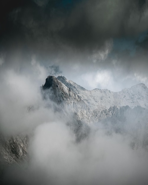 La vista panoramica delle montagne contro il cielo