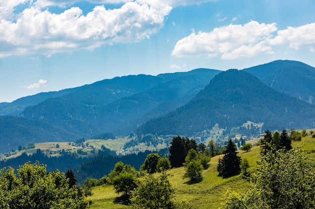 La vista panoramica delle montagne contro il cielo