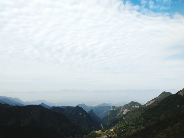 La vista panoramica delle montagne contro il cielo