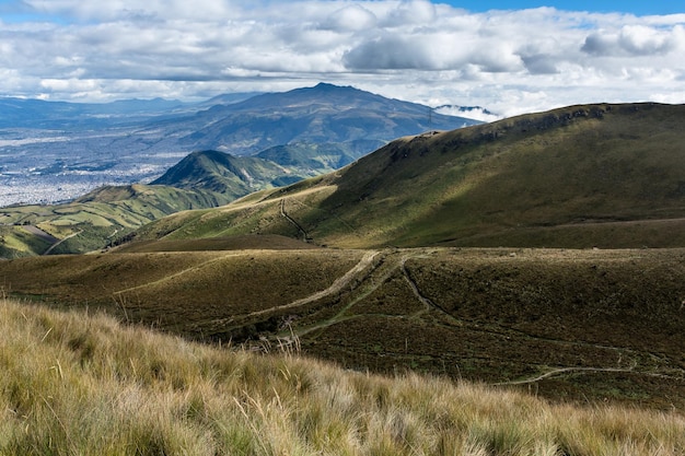 La vista panoramica delle montagne contro il cielo
