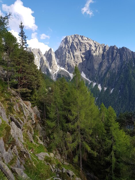 La vista panoramica delle montagne contro il cielo