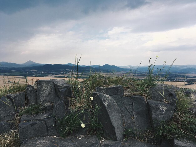 La vista panoramica delle montagne contro il cielo