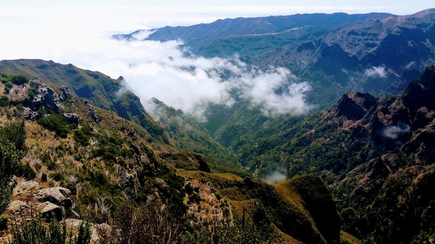 La vista panoramica delle montagne contro il cielo