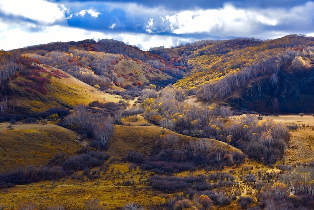 La vista panoramica delle montagne contro il cielo