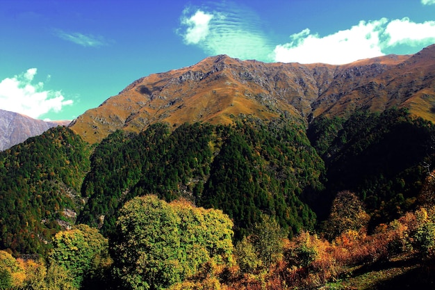 La vista panoramica delle montagne contro il cielo
