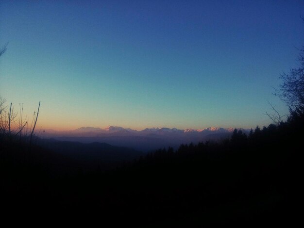 La vista panoramica delle montagne contro il cielo