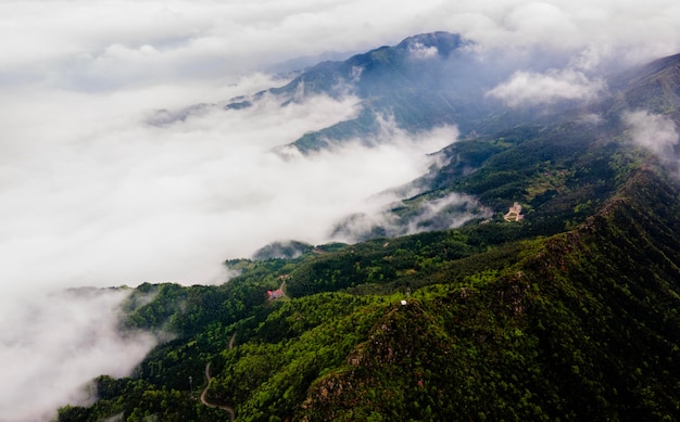 La vista panoramica delle montagne contro il cielo