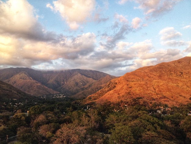 La vista panoramica delle montagne contro il cielo