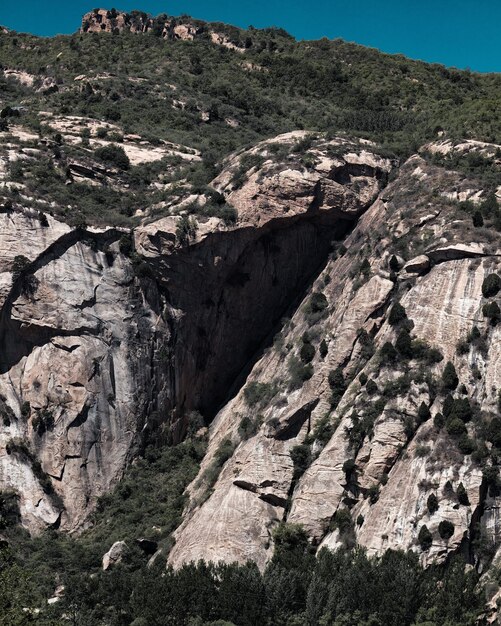 La vista panoramica delle montagne contro il cielo