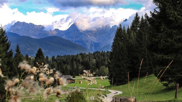 La vista panoramica delle montagne contro il cielo