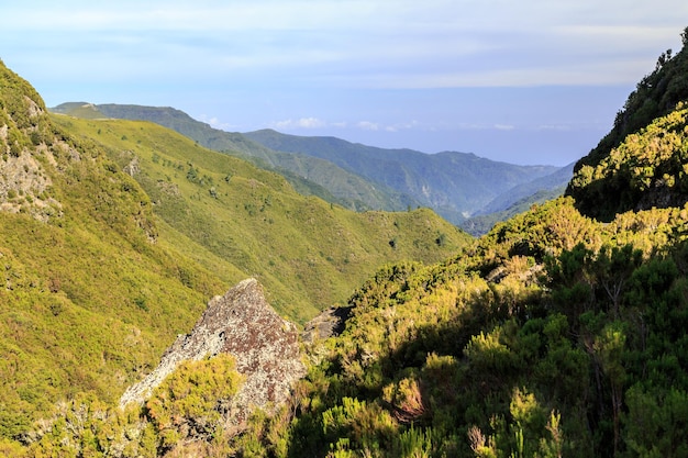 La vista panoramica delle montagne contro il cielo