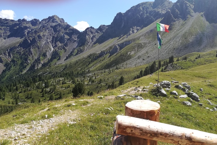 Foto la vista panoramica delle montagne contro il cielo
