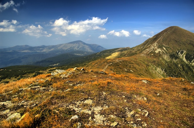 La vista panoramica delle montagne contro il cielo