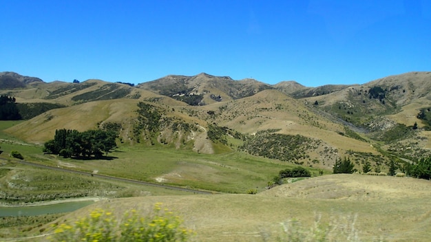 La vista panoramica delle montagne contro un cielo azzurro limpido
