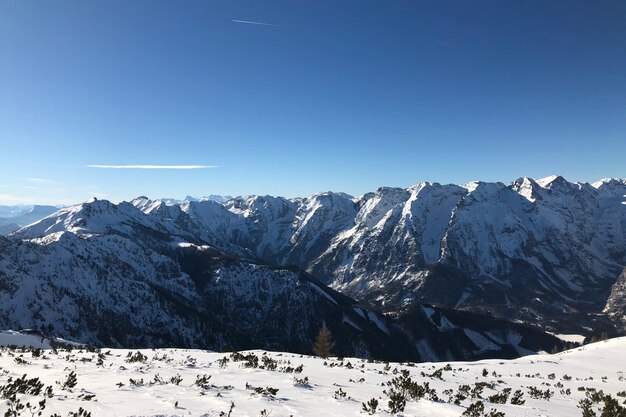 La vista panoramica delle montagne contro un cielo azzurro limpido