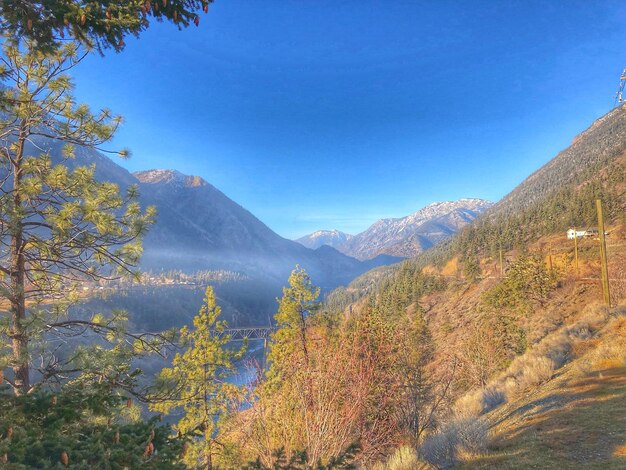 La vista panoramica delle montagne contro un cielo azzurro limpido