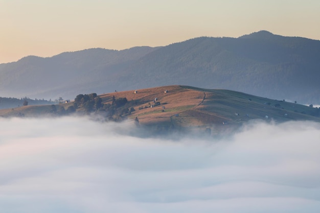 La vista panoramica delle montagne contro un cielo limpido durante il tramonto