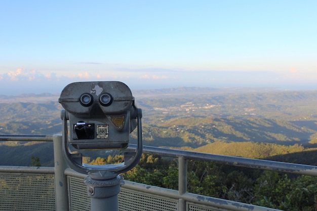 La vista panoramica delle montagne contro un cielo limpido