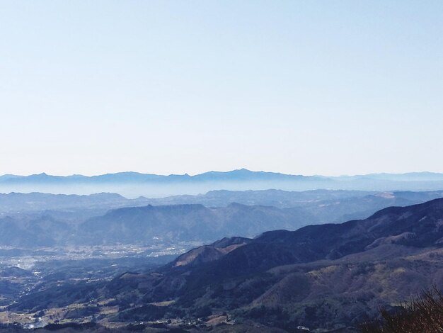 La vista panoramica delle montagne contro un cielo limpido