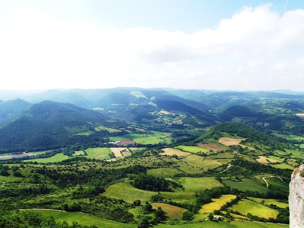 La vista panoramica delle montagne contro un cielo nuvoloso