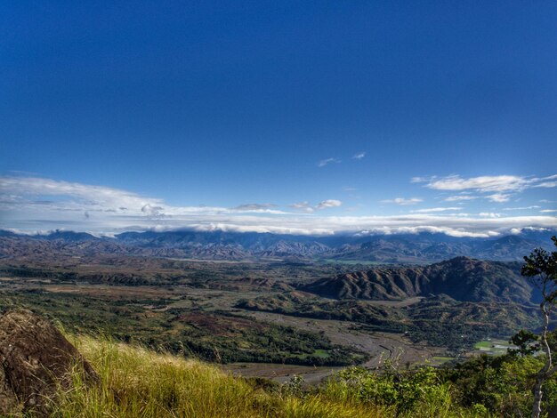 La vista panoramica delle montagne contro un cielo nuvoloso