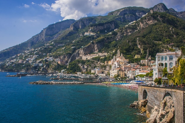 La vista panoramica delle montagne dal mare