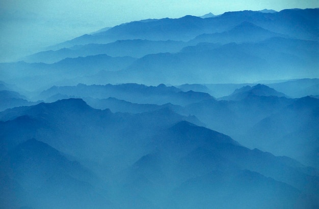 La vista panoramica delle montagne durante il tempo nebbioso