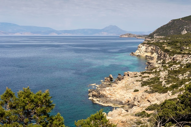 La vista panoramica delle montagne e della prefettura di mare di Corinthia Grecia