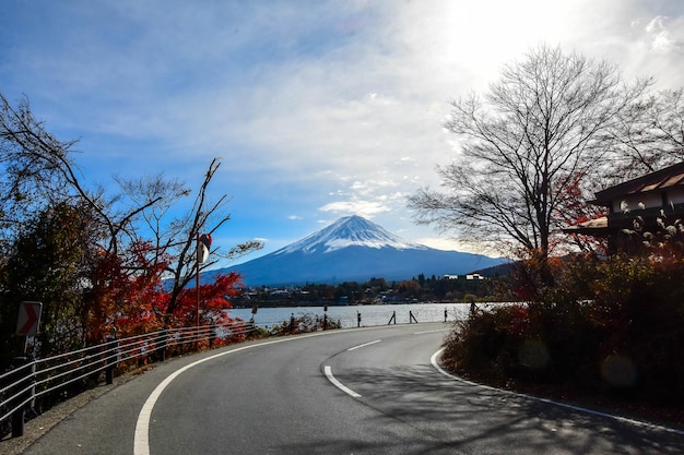 La vista panoramica delle montagne Fuji contro il cielo durante l'autunno