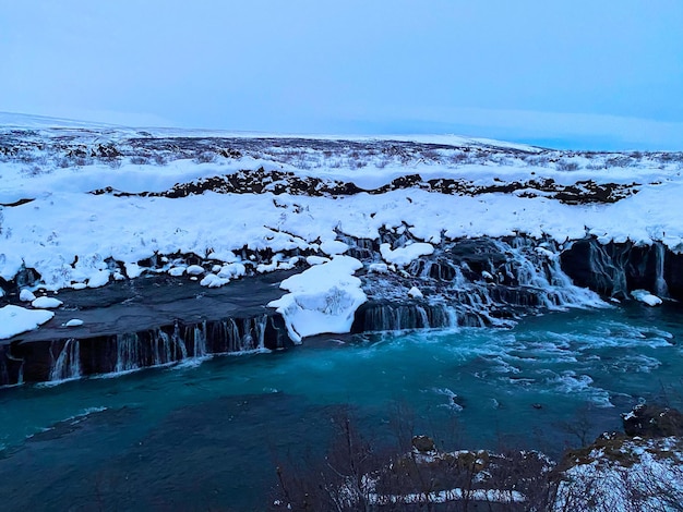 La vista panoramica delle montagne innevate contro il cielo blu