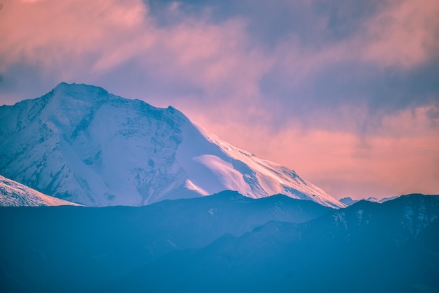 La vista panoramica delle montagne innevate contro il cielo durante il tramonto