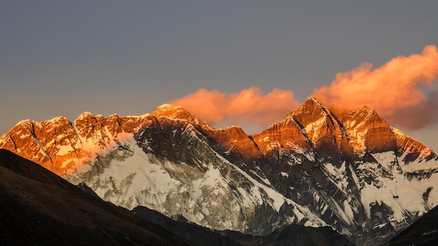 La vista panoramica delle montagne innevate contro il cielo durante l'inverno