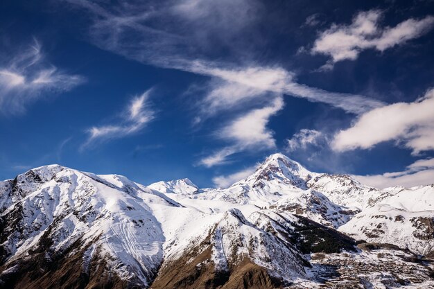 La vista panoramica delle montagne innevate contro il cielo