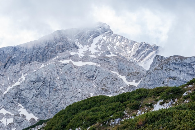 La vista panoramica delle montagne innevate contro il cielo