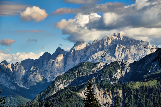 La vista panoramica delle montagne innevate contro il cielo