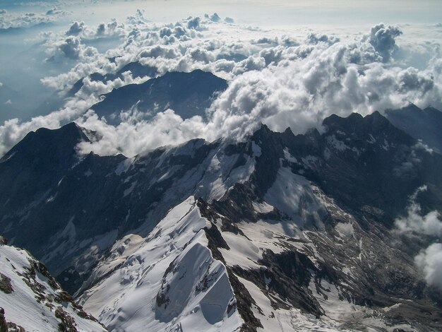 La vista panoramica delle montagne innevate contro il cielo