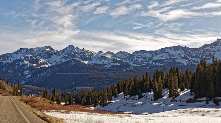 Foto la vista panoramica delle montagne innevate contro il cielo
