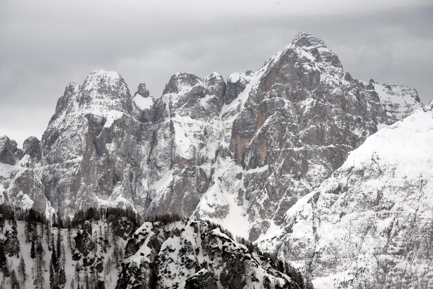 La vista panoramica delle montagne innevate contro il cielo