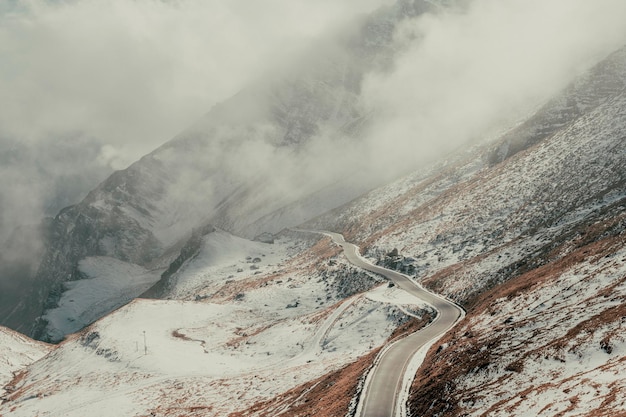 La vista panoramica delle montagne innevate contro il cielo