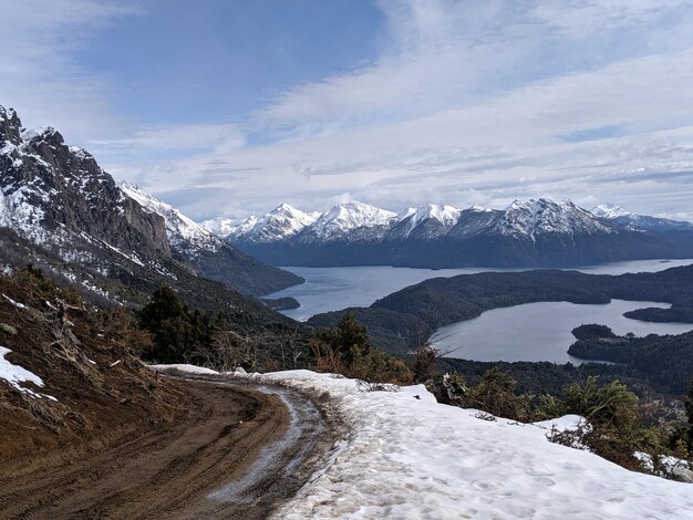 La vista panoramica delle montagne innevate contro il cielo