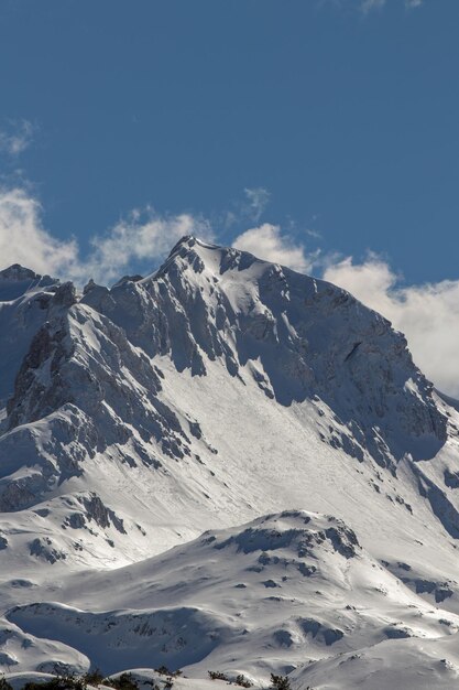 La vista panoramica delle montagne innevate contro il cielo