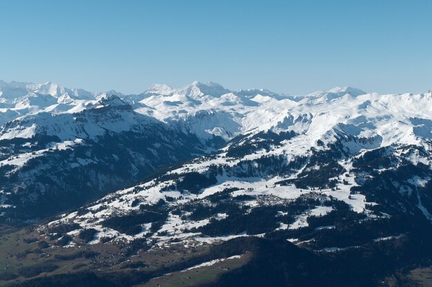 La vista panoramica delle montagne innevate contro il cielo