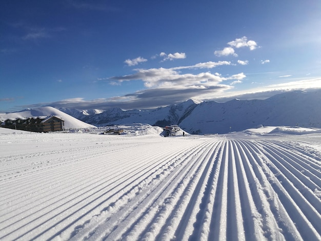 La vista panoramica delle montagne innevate contro il cielo