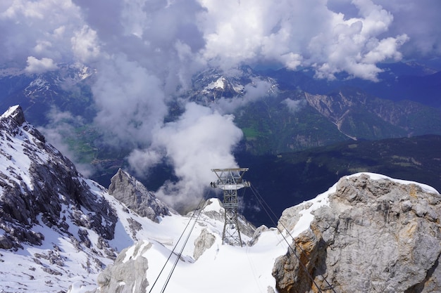 La vista panoramica delle montagne innevate contro il cielo