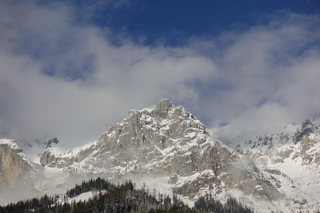 La vista panoramica delle montagne innevate contro il cielo