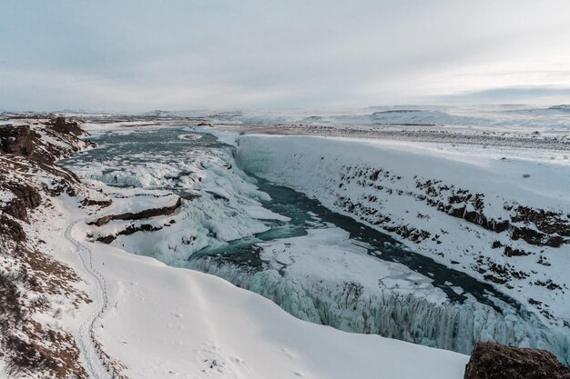 La vista panoramica delle montagne innevate contro il cielo