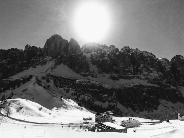 La vista panoramica delle montagne innevate contro il cielo