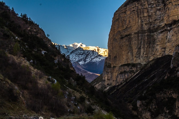 La vista panoramica delle montagne innevate contro il cielo