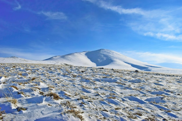 La vista panoramica delle montagne innevate contro il cielo